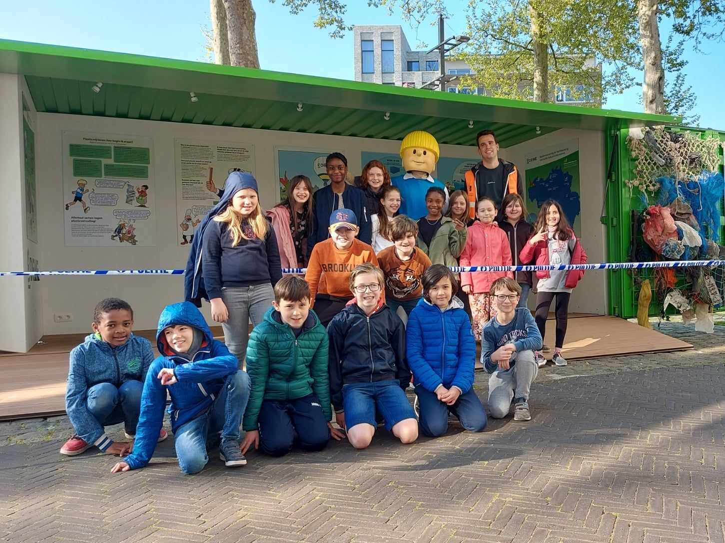 Wilrijkse schoolkinderen bestrijden zwerfvuil samen met Jommeke